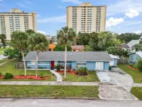 Walk to Downtown, 3 Bedrooms, 2 Bath, Family Friendly House Hotels near Express Factory Outlet