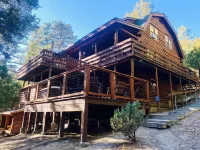 The Creek-Side Cabin: Spa, 5 Star, Upgraded, Big Deck, Quiet, Walk To Town
