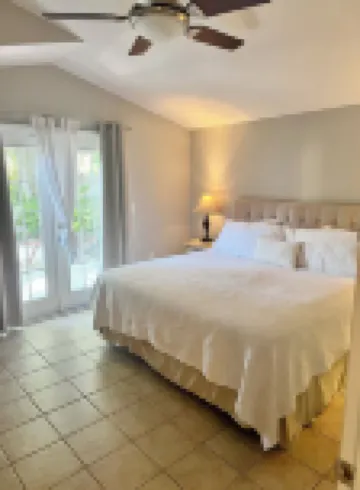 Light filled walk to bay 1 King BR,1 BA private cottage by the Ringling Museum