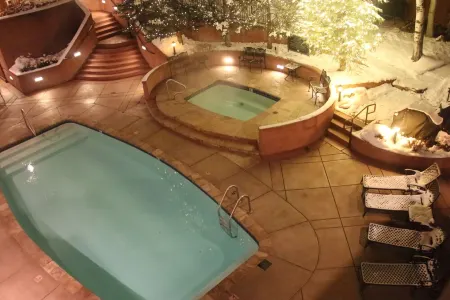 Discover Downtown Aspen, just steps away from Aspen Mountain. 3 bdr/3 bath