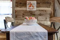 Voted Most Romantic! 1800's Peach Cabin/Close to Downtown/Hot Tub/Peaceful!