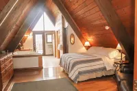 Huge Lakefront A-frame on Owasco, 4 king bedrooms, 5 bathrooms, Sleeps 10-12