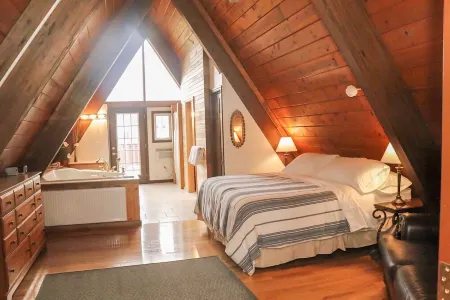Huge Lakefront A-frame on Owasco, 4 king bedrooms, 5 bathrooms, Sleeps 10-12 Отели в г. Флеминг
