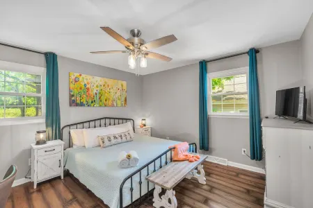 Bright & Cheery Bungalow - Mins to Downtwn Fort Mill