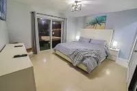 Lakefront House with Spa Tub - 10 mins to Airport
