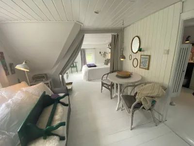 Artist Kate Villa Lilia - Living under the roof 鄰近ZDF Landarztpraxis的酒店
