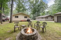 Cozy Higgins Lake Cottage- Relax- Kayak- Fire Pit- BBQ- Steps from the Lake!