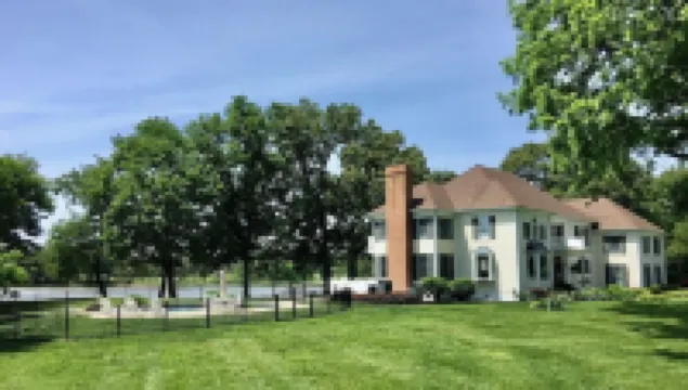 Beautiful, Open floor plan, amazing sunset views,Waterside Pool, Pier, 6+ac 酒店