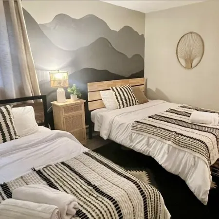 Stylish 3 Bed Mtn Retreat with Hot Tub, King Size Bed & Resort Style Amenities.