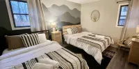 Stylish 3 Bed Mtn Retreat with Hot Tub, King Size Bed & Resort Style Amenities. - シャレー