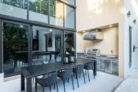 Central Miami Luxury Home, Heated Pool, Jacuzzi, Billiards, Grill