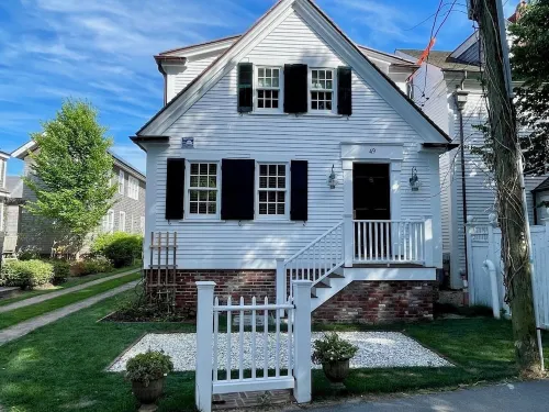 West End - Commercial Street, Charming 2-Bedroom with Beach Access - Sleeps 4! - 3 stjerner