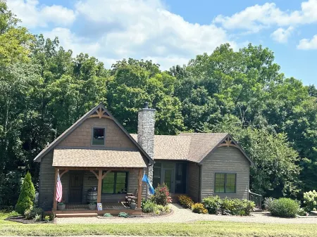 The Retreat at Eagles Landing. Cozy cabin in a beautiful and gated neighborhood,