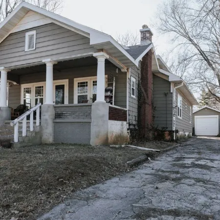 Tranquil Pet-Friendly Bungalow in Midtown Springfield with High-Speed Wi-Fi
