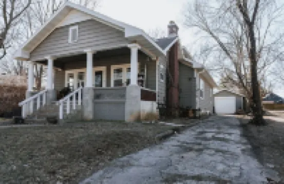 Tranquil Pet-Friendly Bungalow in Midtown Springfield with High-Speed Wi-Fi