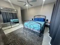 Beautiful oasis with 40' negative edge pool, swim up bar, hiking in Super. Mtns.