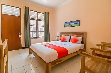 RedDoorz @ Pantai Pelabuhan Ratu 2 Отели в г. Cikakak