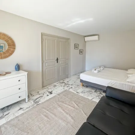 Deluxe 2 Bedroom Apartment with Parking