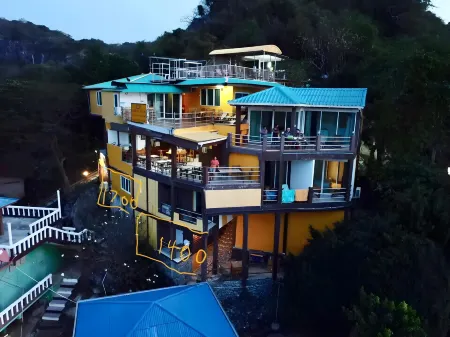 Yellow House Koh Sichang Отели рядом с достопримечательностью «Hat Tham Phang»