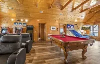 40% Off Fall Dates! Creekside! 8Br~8BA Lodge in PF~HT, Fire Pit, PT & Theater! Hotels in Pigeon Forge