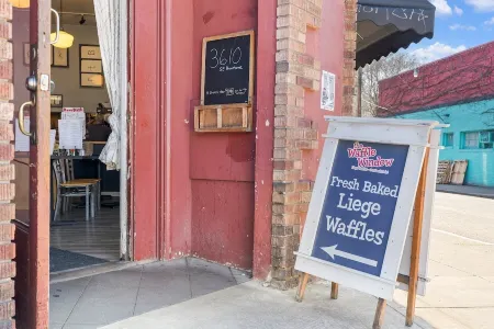 Cozy 1-bedroom House ~ Heart of Iconic Portland Hawthorne District!! Отели рядом с достопримечательностью «Mount Tabor Park»