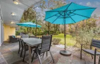 The Pond House! Large Pool, 10 Sleeps, Pool Table, Firepit, 10 Min UF