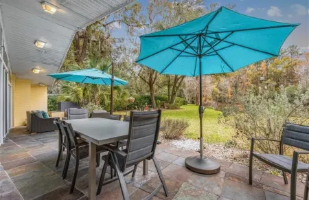 The Pond House! Large Pool, 10 Sleeps, Pool Table, Firepit, 10 Min UF