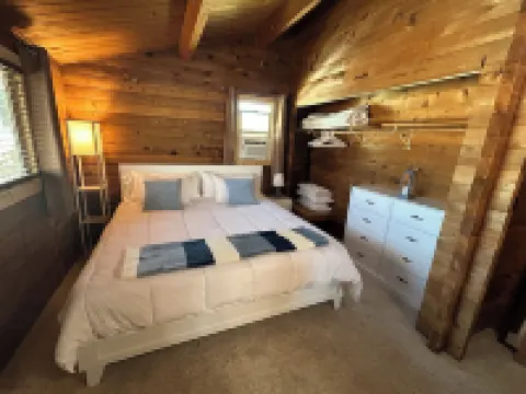 Cozy log cabin with stunning views, only 10 minutes from downtown Prescott.