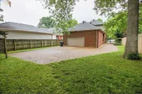 FENCED IN 3 Bedroom Walkable to Desirable Downtown Setting Hotels near City Gear
