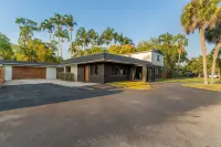 Blackrock Lux ~ High-End Designer Oasis ~ 7min from Airport ~ EV Charger