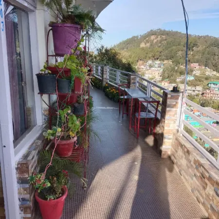 Goroomgo Himalaya Darshan Berinag