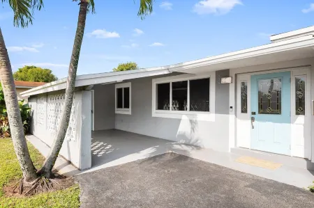 4BD w/ Heated Pool, Game Room & BBQ - Beach Nearby