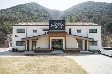 Changnyeong Jaylin Pension Отели рядом с достопримечательностью «Gyo-dong and Songhyeon-dong Tumuli»