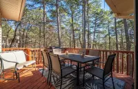 Darling HSV Home just minutes from Main Gate!