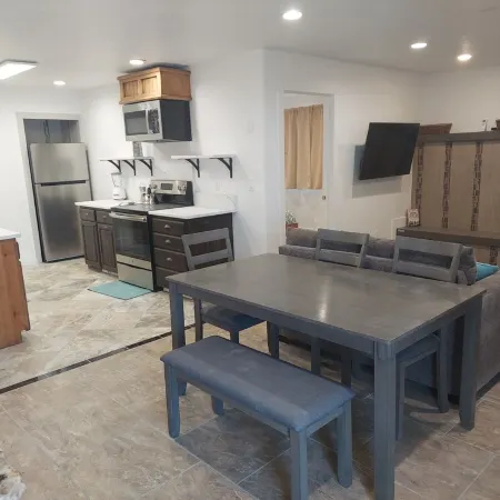 City Center Flat! Downtown Hurricane on State Street! Charming 2 bed w/ kitchen!