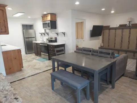 City Center Flat! Downtown Hurricane on State Street! Charming 2 bed w/ kitchen!