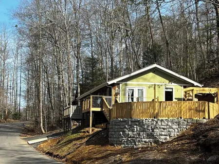 Fabulous 3Bed 3 bath Cottage Pool Hot tub Games