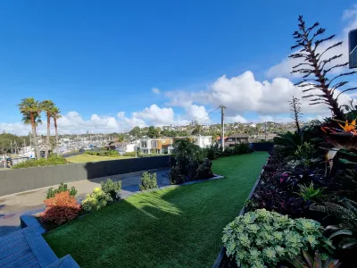 Fabulous Milford 1Br with Views & Skytv Hotels in Castor Bay