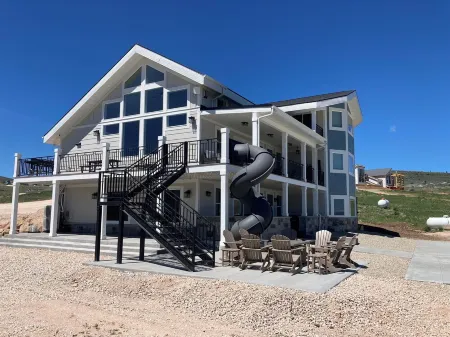 Private Hot Tub and P-Ball/B-Ball Court! Ideal Beach Access, and Golf Nearby!