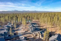 Grand Fir by AvantStay Hot Tub and Firepit Hotels in Deschutes County