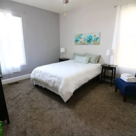 5 Mins to Mass Ave -Workspace, Smart TV & AC