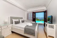 Maison des Lys - Luxury Suites Hotels in Thira