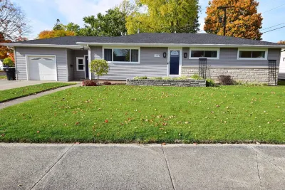 Modern 5 Bedroom Home Sleeps up to 12 15 min Walk to ND 2329