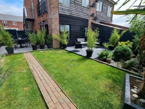 1-Bed Apartment - Sleeps 2 & Private Parking Hotels in 