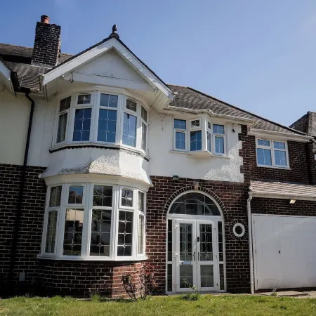 6-Bed House - Sleeps 13 - Families & Contractors