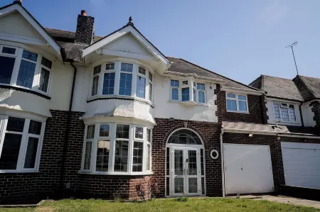 6-Bed House - Sleeps 13 - Families & Contractors Отели рядом с достопримечательностью «Заказник Котуолл Энд Локал»