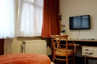 Hotel Diamant Hotels near Wedel station