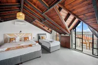 The Green Goose Hotel - balcony