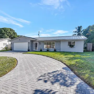 Boca Beauty - Stylish Home with Pool 3 Bedroom Home by RedAwning