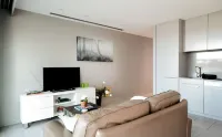 Modern studio with free wifi & parking Hotels near Charles Sturt University